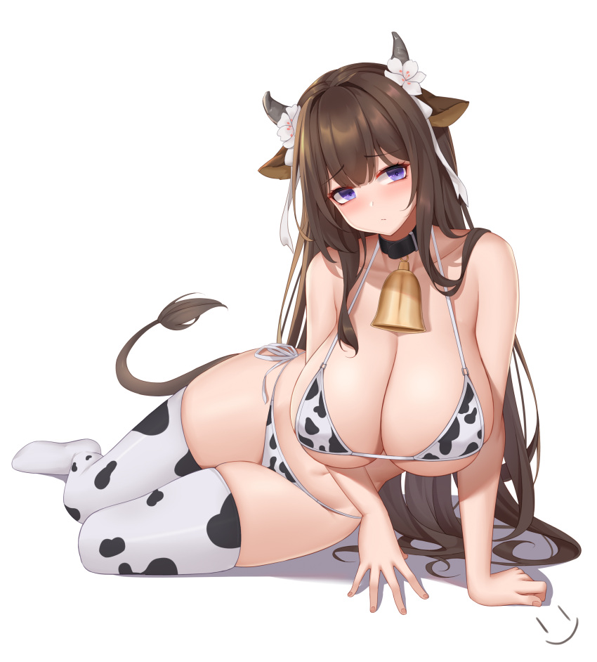 1 niña 1 niña 1 niña azur_lane pechos grandes pechos grandes rubor pechos cabello_marrón collar orejas_de_vaca cuernos_de_vaca bikini_estampado_de_vaca muslos_altos_estampado de vaca cola_de_mujer solo_alta_resolución kashino_(azur_lane) pelo_largo ojos_morados muslos wei_xiao fondo_blanco