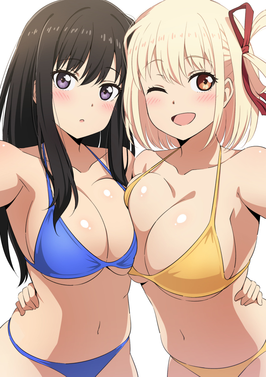 2_chicas seductoras pechos grandes bikini cabello_negro cabello_rubio rubor pechos contacto visual solo mujer inoue_takina mujer de piel clara piel_clara cabello_largo mirando_al_visor lycoris_recoil mibushiro nishikigi_chisato un_ojo_cerrado piel_brillante cabello_corto parte superior_del_cuerpo