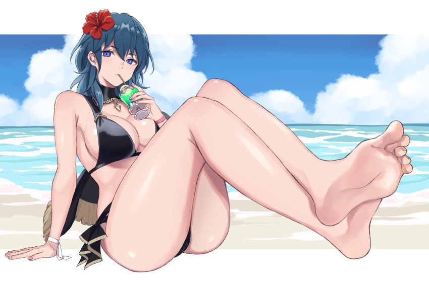 1girl 1girl seductor soporte para brazos piernas desnudas playa descalza pechos grandes bikini bikini_negro ojos_azules byleth_(emblema_de_fuego) byleth_(emblema_de_fuego)_(mujer) byleth_(verano)_(emblema_de_fuego)_(mujer) piernas cruzadas cuboon bebiendo pies emblema_de_fuego emblema_de_fuego:_tres_casas emblema_de_fuego héroes sistemas_inteligentes piernas mirando_al_visor pelo_medio ninte haciendo océano resolución exterior_desajuste arena sentado suelas fuente_traje de baño más grande pelo_verde azulado dedos de los pies