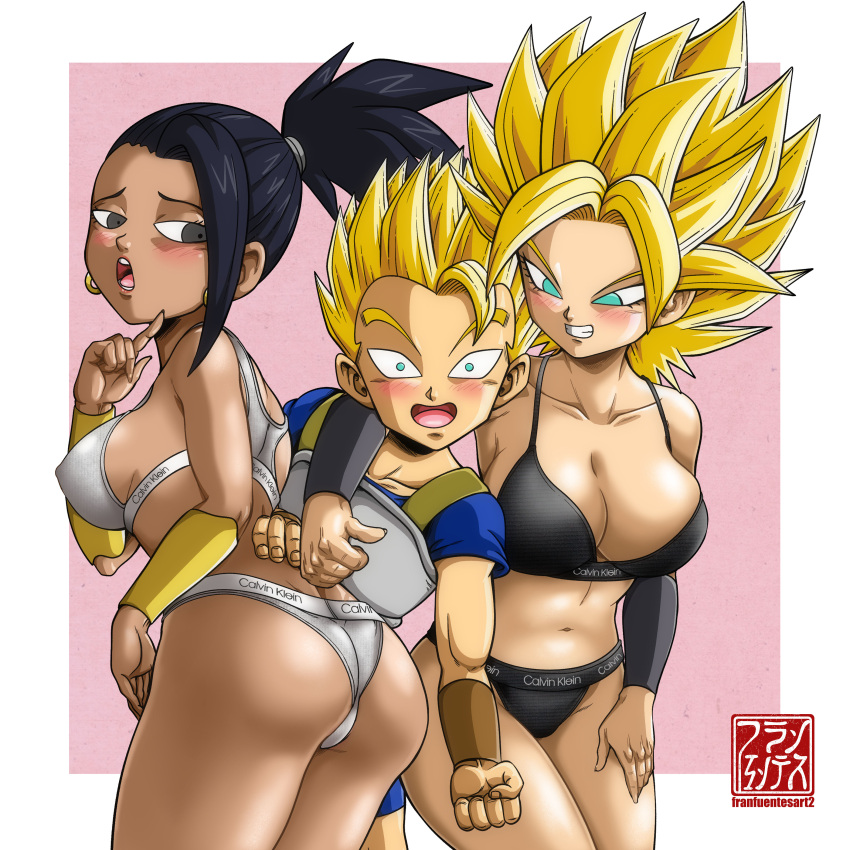 1boy 2_girls diferencia de edad culo enfoque_culo pechos grandes bikini bikini_negro pelo_negro bragas_negras pelo_rubio pechos cabba caulifla mujer_de piel oscura piel_oscura dragon_ball_super femdom hetero kale_(dragon_ball) bragas pervertido pervertido_invitación_sexo femenino sonrisa sexualmente_sugestiva