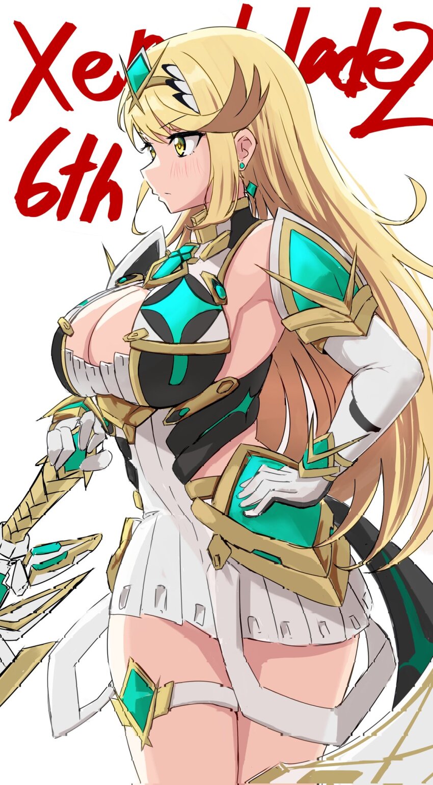 1girl 1girl seductor pechos grandes pelo_rubio pechos joya_pecho escote boca_cerrada aretes ereka enfoque_femenino joya_frente joyas de alta resolución pelo_largo cabello/ojos a juego mytra_(xenoblade) nintendo de pie flequillo_barrido tiara pelo_muy_largo fondo_blanco xenoblade_(serie) xenoblade_chronicles_2 ojos_amarillos