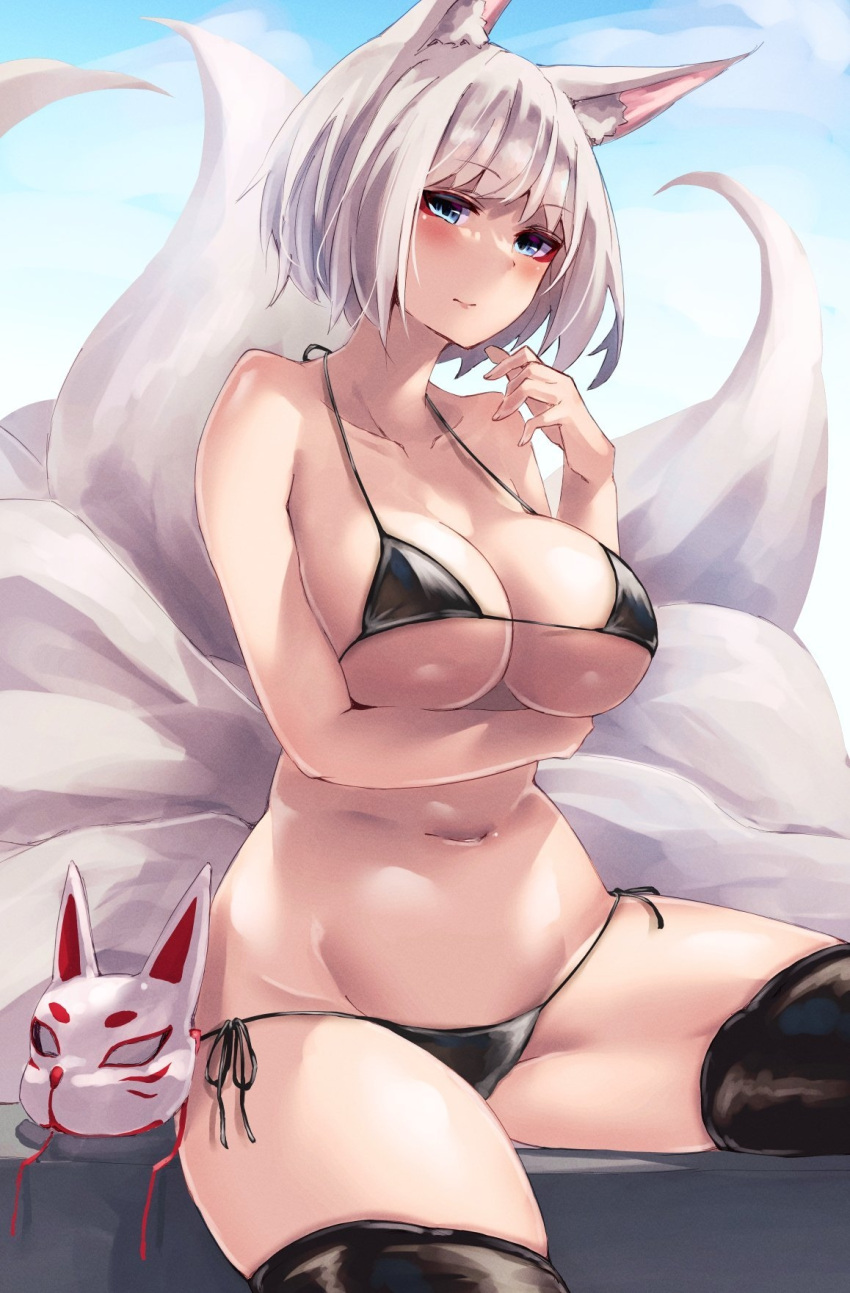 1girl alexi_oekaki orejas_de_animal brazo_debajo_de_los_pechos azur_lane pechos_grandes bikini bikini_negro muslos_negros ojos_azules cielo_azul rubor pechos escote boca_cerrada orejas de zorro fox_girl máscara de zorro cola de zorro alta resolución kaga_(azur_lane) mirando_al_visor máscara micro_bikini colas_múltiples ombligo afuera corbata_bikini_parte inferior sideboob sentada cielo media s traje de baño cola muslos debajo de las tetas máscara sin usar