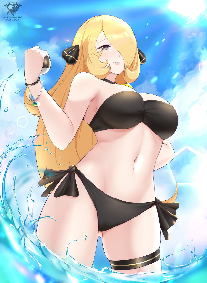 1girl 1girl absurd_res seductor brazo_detrás_espalda nombre_del_artista hombros_desnudos pechos_grandes bikini bikini_negro cabello_rubio criaturas_(compañía) cynthia cynthia_(pokemon) game_freak pliegue_glúteo ojos_grises cabello_sobre_un_ojo alta_resolución sosteniendo holding_poke_ball kaos_art lens_flare pelo_largo abdomen ombligo nintendo afuera parcialmente sumergido patreon_nombre de usuario po ke_ball pokemon pokemon_dppt side-tie_bikini_bottom sonrisa estómago sin tirantes bikini_sin tirantes sol luz del sol traje de baño muslos agua