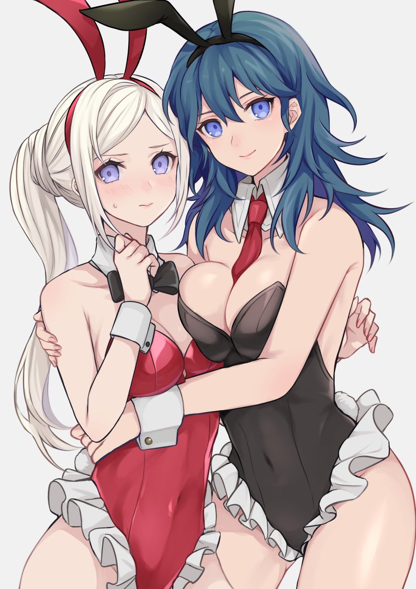 2_chicas seductoras traje_alternativo pechos grandes leotardo_negro ojos_azules pajarita pechos orejas_de_conejito cola_de_conejita traje de conejito byleth_(emblema_de_fuego) byleth_(emblema_de_fuego)_(mujer) collar_separado edelgard_von_hresvelg orejas_de_animal_falsas cola_falsa emblema_de_fuego emblema_de_fuego:_tres_casas abrazando abrazando leotardo cabello_largo mirando_vista er pechos medianos corbata nintendo playboy_bunny cola de caballo leotardo_rojo shimizu_akina pelo_verde azulado pelo_blanco esposas_muñecas