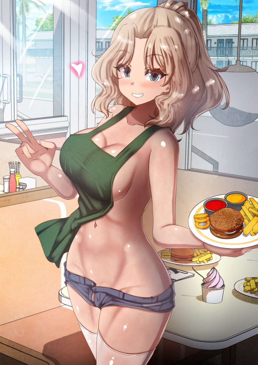 1girl delantal pechos_grandes pelo_rubio ojos_azules pantalones_cortos_azules rubor pechos hamburguesa comida patatas fritas chicas_und_panzer sonrisa alta_res hotpants interior kay_(girls_und_panzer) pelo_largo mirando_al_visor megadeko_(aquaegg) delantal_desnudo ombligo sin_sujetador sin_bragas cola de caballo short_shorts pantalones cortos sideboob sonrisa medias v white_thighhighs