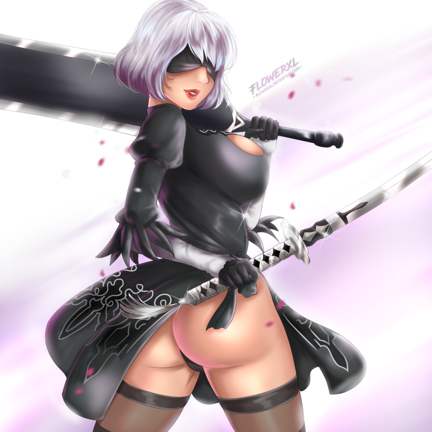 1girl 2b_(nier:automata) culo vestido_negro bragas_negras pechos con los ojos vendados vestido con curvas doble empuñadura enfoque_femenino florxl desde_detrás guantes sosteniendo arma_enorme lápiz labial mirando_hacia atrás maquillaje nier:automata nier_(serie) bragas pelo_corto pecho lateral sonrisa medias espada tanga ropa interior arma pelo_blanco yorha_no._2_type_b