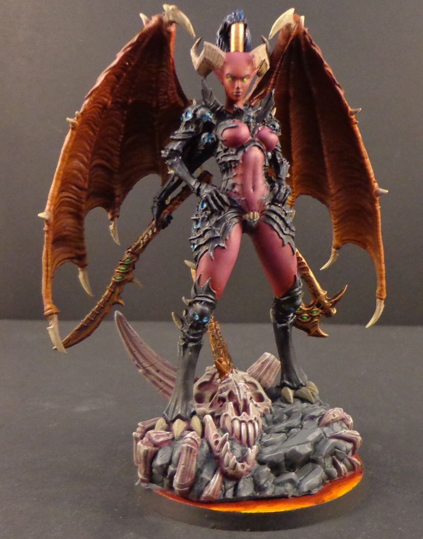 armadura botas_armadas guantes_armados solicitud_artista chica_calva mujer_calva pechos grandes demonio chica_daemon chica_demonio alas_demonio estatuilla cuernos khorne_(culto) cola de caballo piel_roja estudio de esculturasilvernale warhammer warhammer_(franquicia) warhammer_40k warhammer_fantasy warhammer_online:_age_of_reckoning alas