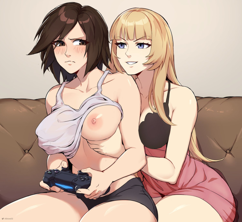 2_girls allen_skies hombros_desnudos pechos_grandes rubor pechos ojos_marrones cabello_marrón escote controlador emilie_de_rochefort game_controller gamepad agarrando agarrando_el_pecho_de_otro agarrando_por_detrás manoseando mano_debajo_de_la_ropa alta resolución sosteniendo holding_controller holding_game_controller kazama_asuka abuso de pelo largo multiple_girls namco ombligo estimulación del pezón pezones débiles boca abierta controlador de playstation pelo corto camiseta sin mangas tekken marimacho yuri