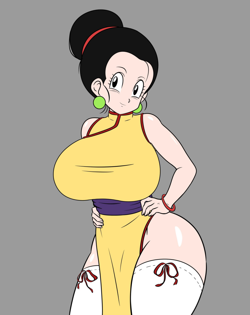 1girl 1girl culo pechos grandes cabello negro pechos chi-chi_(dragon_ball) chichi completamente_desnuda dragon_ball dragon_ball_super aretes pervertida femenina adorno para el cabello pezones pervertida desnuda invitación sexual sonrisa sexualmente_sugerente