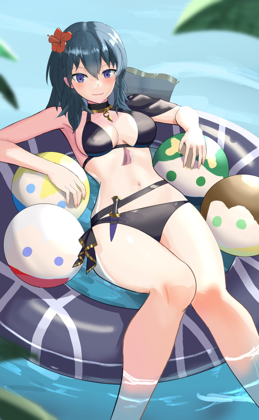 1 chica 1 chica seductora disfraz alternativo pelota de playa bikini traje de baño negro ojos azules byleth_(emblema_de_fuego) byleth_(emblema_de_fuego)_(mujer) byleth_(verano)_(emblema_de_fuego)_(mujer) emblema_de_fuego emblema_de_fuego:_tres_casas flotador flotante cuchillo hoja hojas mirando_al_espectador nintendo disfraz_alternativo_oficial traje_de_bañador tarutaru193 cabello_verde_azul agua