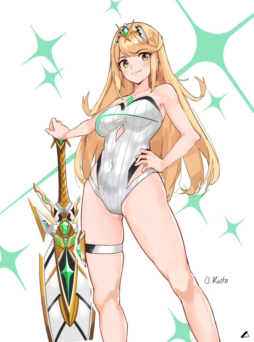 1girl 1girl seductora brazos desnudos piernas desnudas pechos grandes bikini cabello rubio joya en el pecho ombligo cubierto pies fuera del marco mano sobre la cadera alta resolución cabello largo mythra mythra_(radiant_beach)_(xenoblade) nintendo oliver_koito bikini de una pieza skindentation sonrisa sin tirantes bikini de una pieza sin tirantes flequillo barrido traje de baño espada tira en el muslo tiara cabello muy largo arma fondo blanco bikini de una pieza blanco xenoblade_(serie) xenoblade_chronicles_2