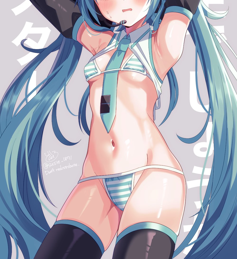 1girl 1girl brazos_detrás_de_la_espalda bikini ojos_azules cabello_azul pechos cuello_separado mangas_separadas dibujo_kanon desde_abajo auriculares alta_resolución cabello_largo mirando_al_espectador meme vestimenta_meme bikini_con_cuello_miku miku_hatsune corbata fondo_rosa fondo_simple pechos_pequeños medias bikini_de_rayas ropa_de_rayas traje_de_bañador colas_dobles cabello_muy_largo vocaloid