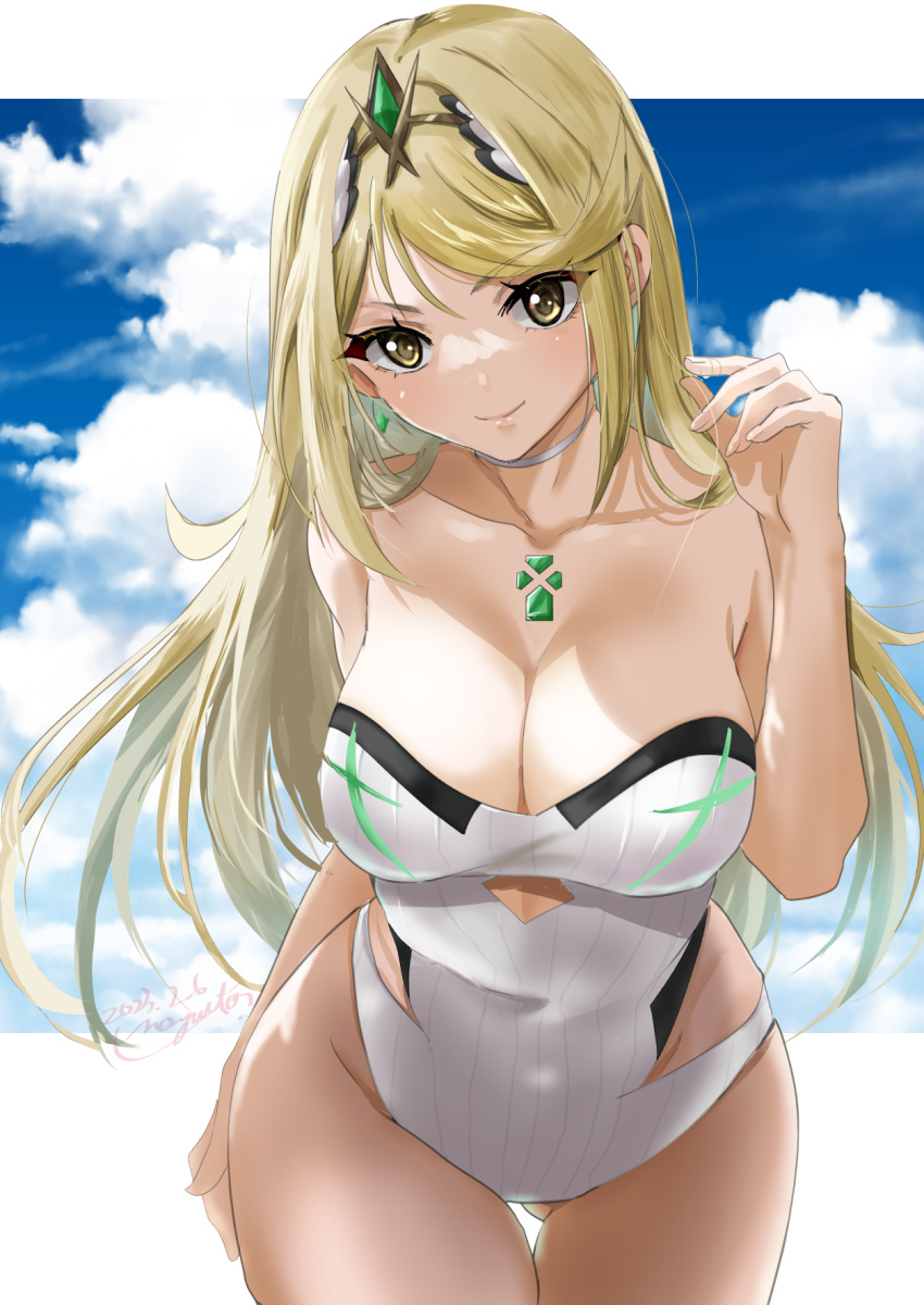 1girl 1girl seductora brazos desnudos hombros descubiertos pechos grandes cabello rubio rubor gargantilla escote boca cerrada clavícula gema ingle inclinación de cabeza tocado alta resolución joyas cabello largo mirando al espectador mythra mythra_(radiant_beach)_(xenoblade) nayuta-kanata bikini de una pieza sonrisa sin tirantes bikini de una pieza sin tirantes flequillo recogido traje de baño tiara cabello muy largo gargantilla blanca bikini de una pieza blanco xenoblade_(serie) xenoblade_chronicles_2 ojos amarillos