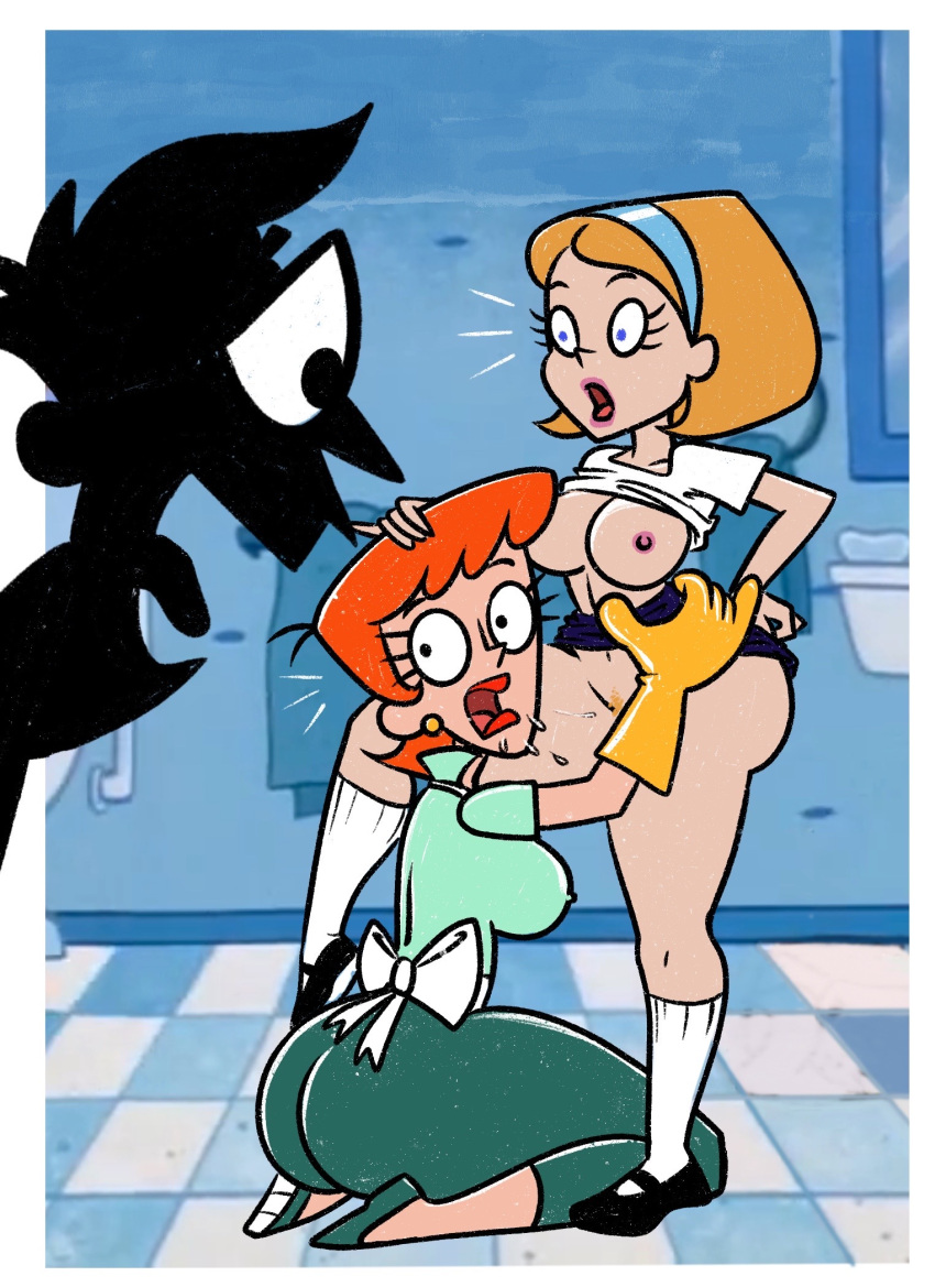 2_chicas delantal baño pechos grandes pechos cartoon_network pillados_en_el_acto el_padre_de_dexter el_laboratorio_de_dexter la_mamá_de_dexter arete gafas guantes cinta para el pelo mano_en_la_cabeza levantamiento_de_piernas lisa_la_niñera mirando_a_otra cabello_naranja pizzalazerbot coño lamiendo_el_coño cabello_rojo camisa camisa_arriba falda falda_arriba calcetines calcetines_y_zapatos yuri