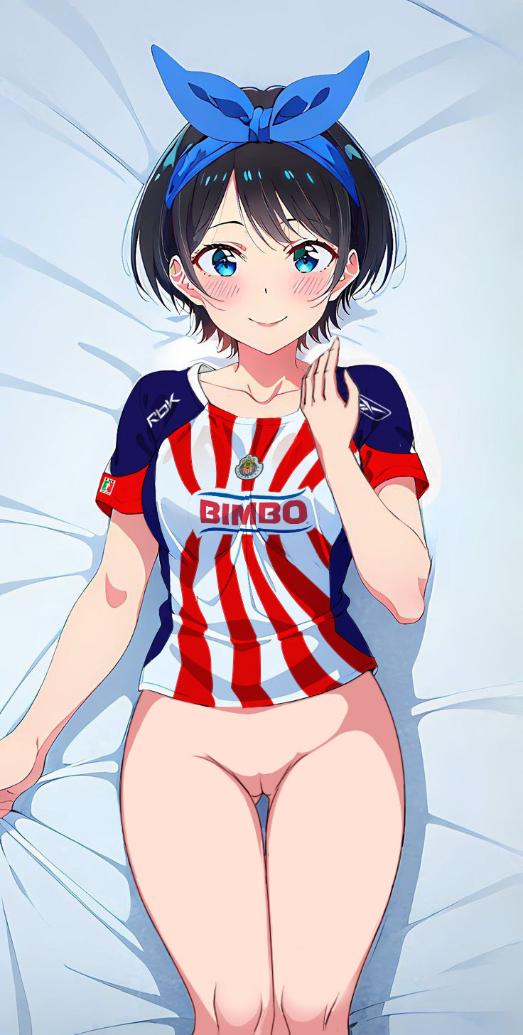 cama cabello negro ojos azules sin fondo chivas kanojo okarishimasu mirando al espectador nekom14 sin bragas sin pantalones coño sarashina ruka cabello corto camiseta de fútbol