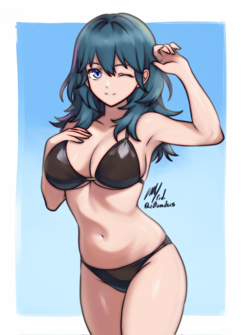 1chica 1chica 1chicas ;) seductor traje_alterno brazo_arriba brazos_desnudos pechos_grandes bikini bikini_negro traje de baño_negro fondo_azul ojos_azules byleth_(emblema_de_fuego) byleth_(emblema_de_fuego)_(mujer) escote solo_femenino emblema_de_fuego emblema_de_fuego:_tres_casas fondo_degradado cabello_entre_ojos mano_en_su_pecho cabello_largo visor nintendo one_eye_closed rotomdocs sideboob fondo_simple sonrisa traje de baño pelo_verde azulado debajo_boob guiño